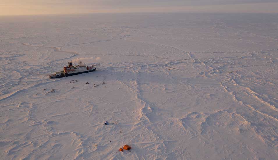 das Forschungsschiff "Polarstern" in der Zentralarktis neben dem Forschungscamp