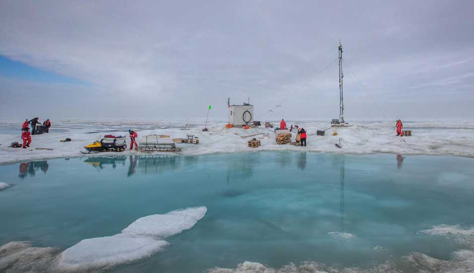 Das Forschungsteam der "Mosaic"-Expedition in der Arktis packt seine Sachen.