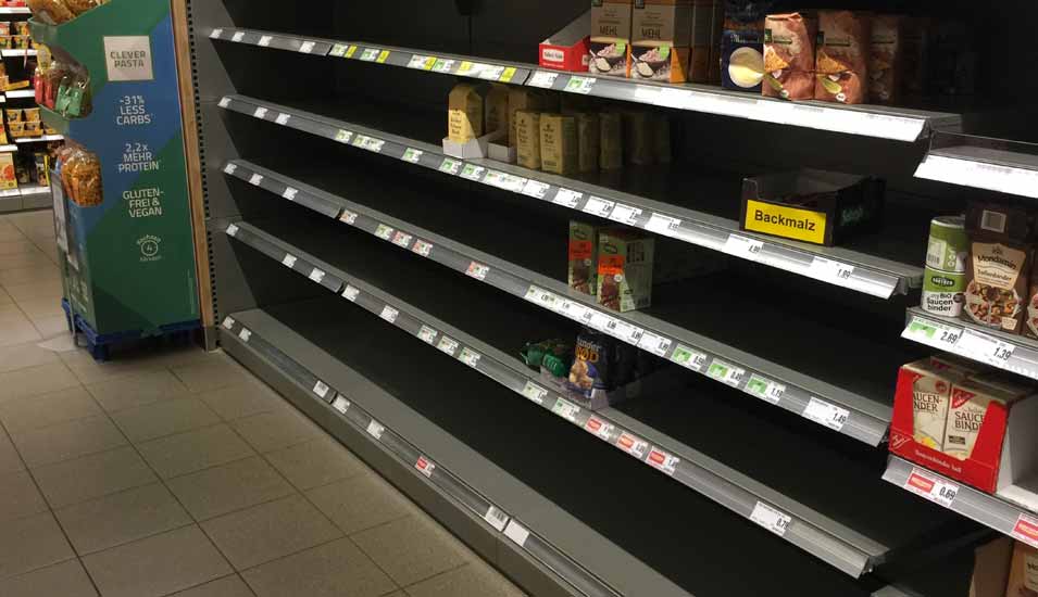 leere Regale in einem Supermarkt nach Hamsterkäufen zu Beginn der Corona-Pandemie in Deutschland