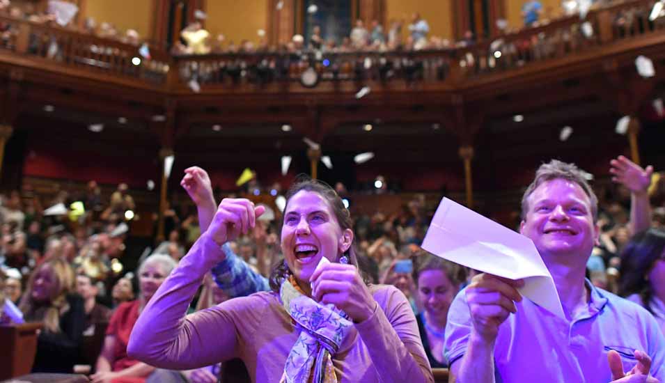 Papierflieger im Theatersaal während der Preisverleihung der Ig-Nobelpreise an der Harvard University.