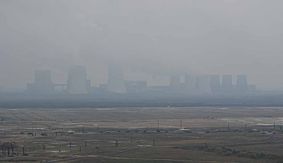 Landschaftsfoto: verschmutzte Luft durch den Braunkohleabbau im Tagebau Nochten in der Lausitz