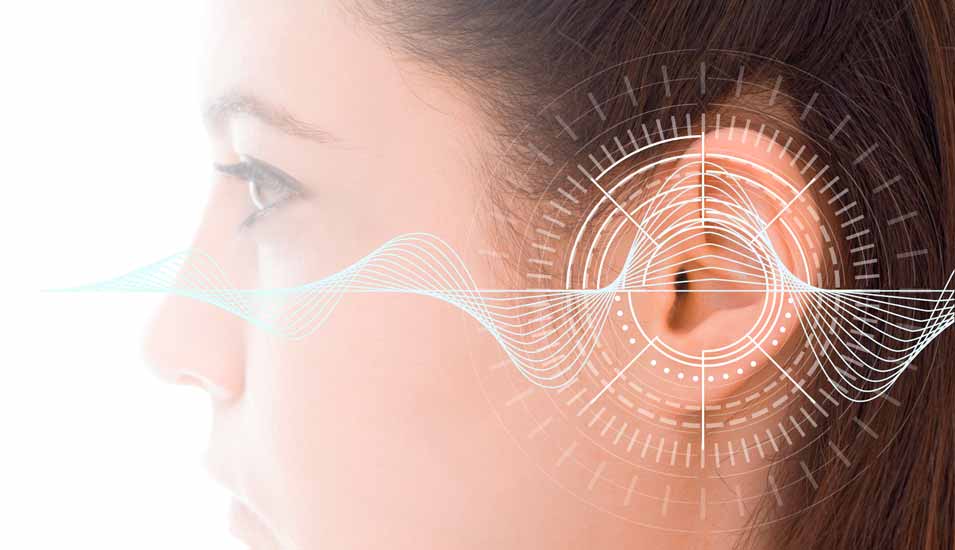 Profilansicht einer jungen Frau mit Symbolen für Akustik vor dem Ohr