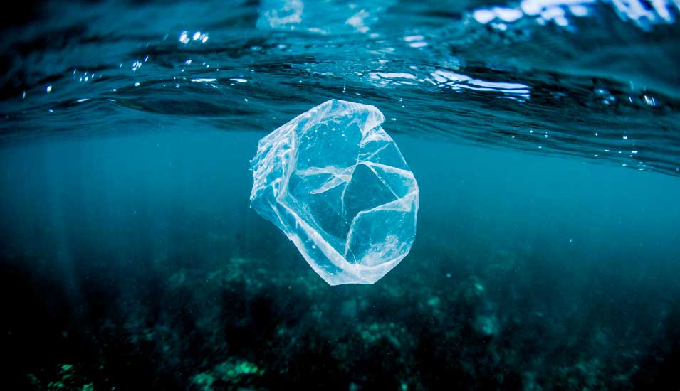Unterwasserblick auf eine schwimmene Plastiktüte im Meer