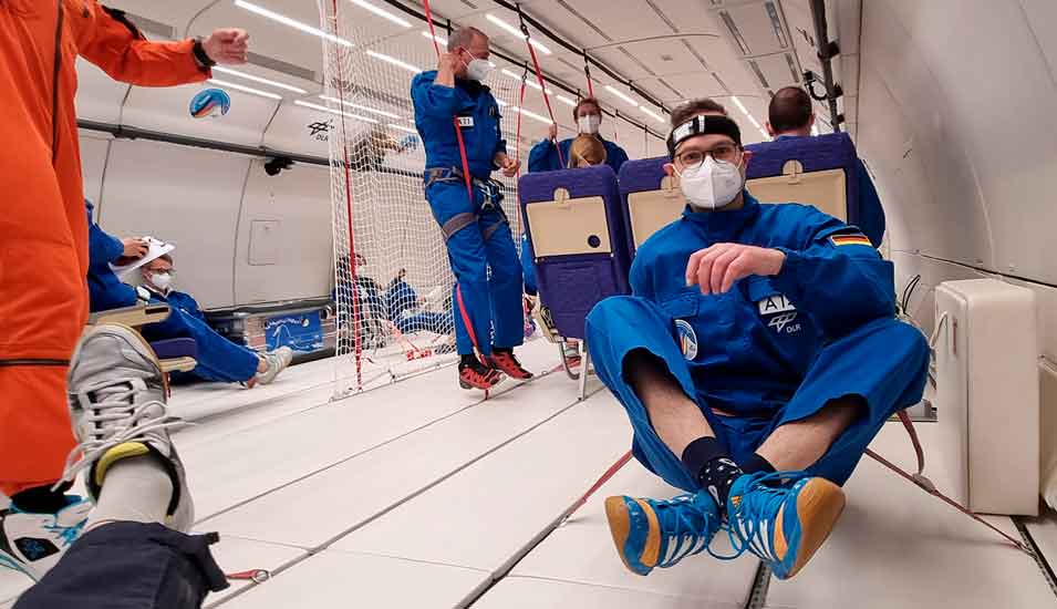 Bei einem DLR-Parabelflug im Juni 2021 wurde das Thermo-Mini-System für seinen Einsatz in Schwerelosigkeit getestet: auf dem Bild sieht man einen schwerelosen Astronauten, der das zugehörige Stirnband trägt.