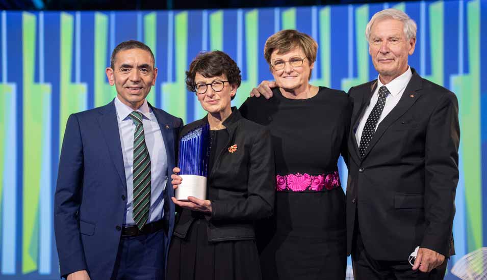 Ugur Sahin, Özlem Türeci, Katalin Kariko und Christoph Huber bei der Preisverleihung