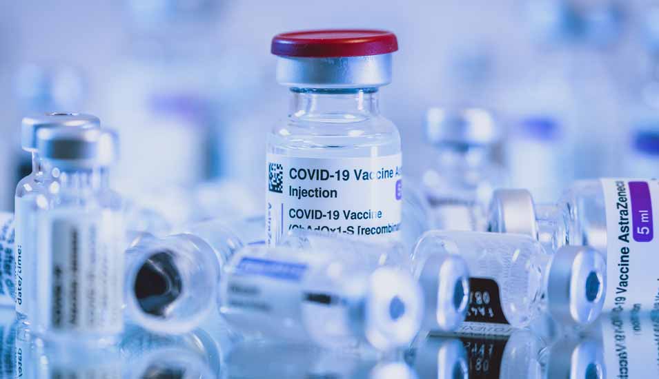 Ampulle des AstraZeneca COVID-19-Impfstoffes und andere Coronavirus-Impfstoff-Ampullen.