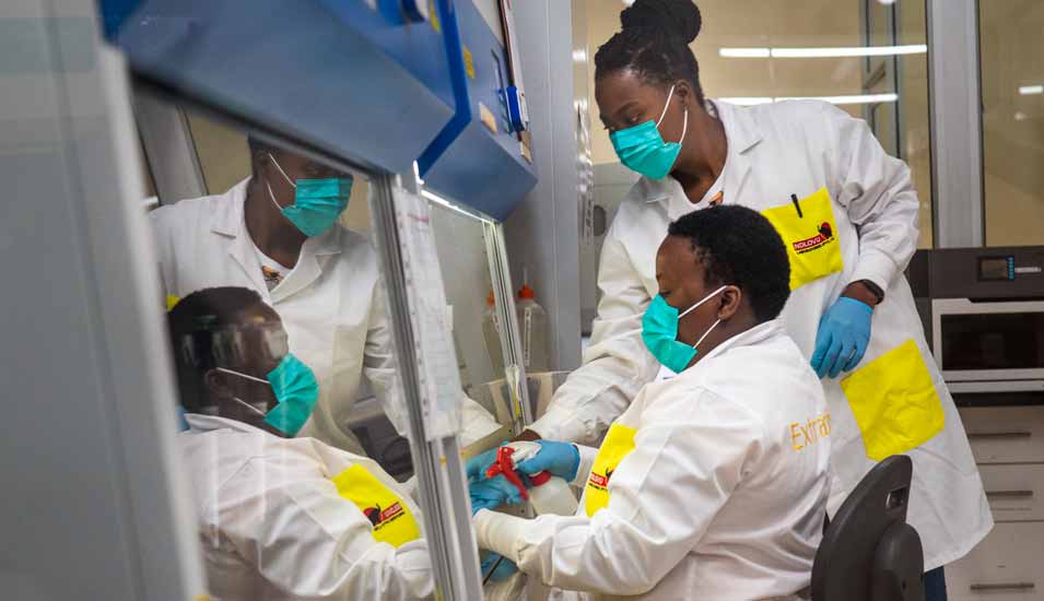 Zwei Mediziner bereiten in einem Labor im Ndlovu Research Center in Südafrika die Sequenzierung von Omikron-Proben vor.