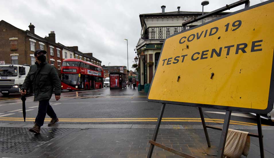 Schild eines Covid-Testcenters in Großbritannien