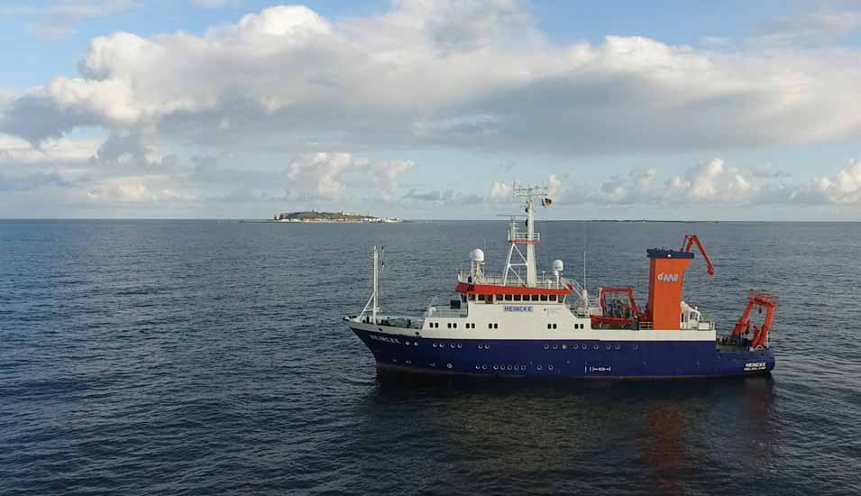 Das Forschungsschiff "Heincke" des Alfed-Wegener-Instituts auf der Nordsee vor Helgoland.