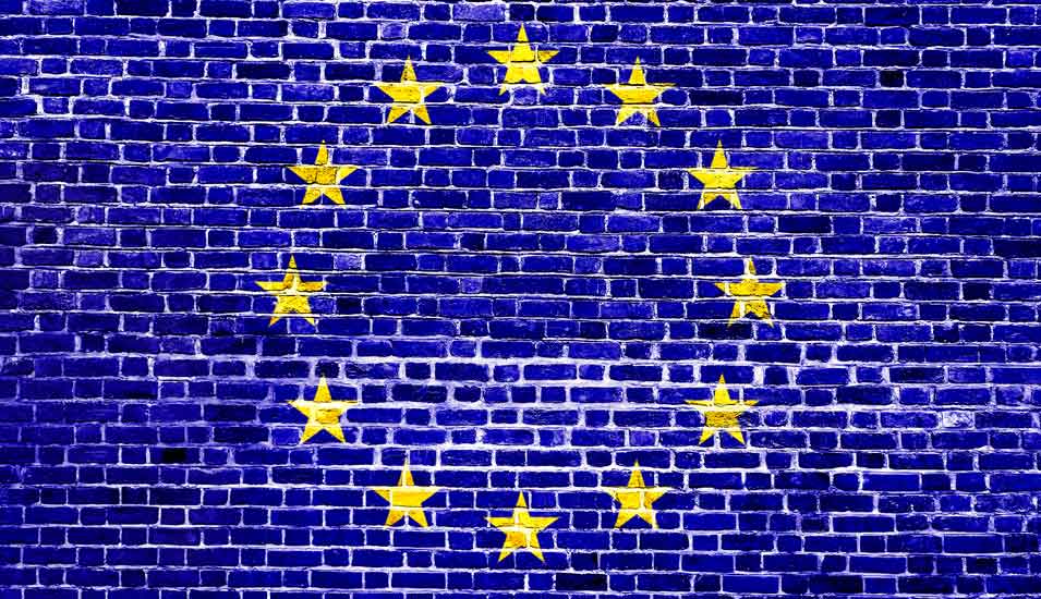 Europa-Flagge auf einer Steinmauer gemalt