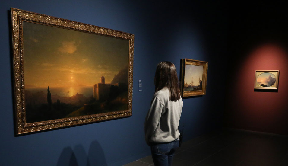Eine Frau betrachtet Kunst in einem Museum.