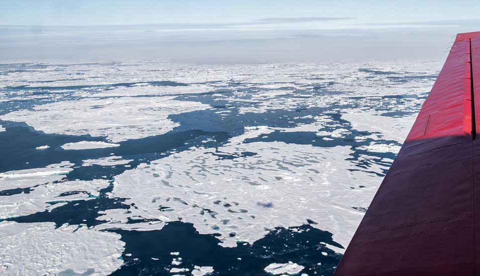 Blick aus der Luft auf arktisches Eis.