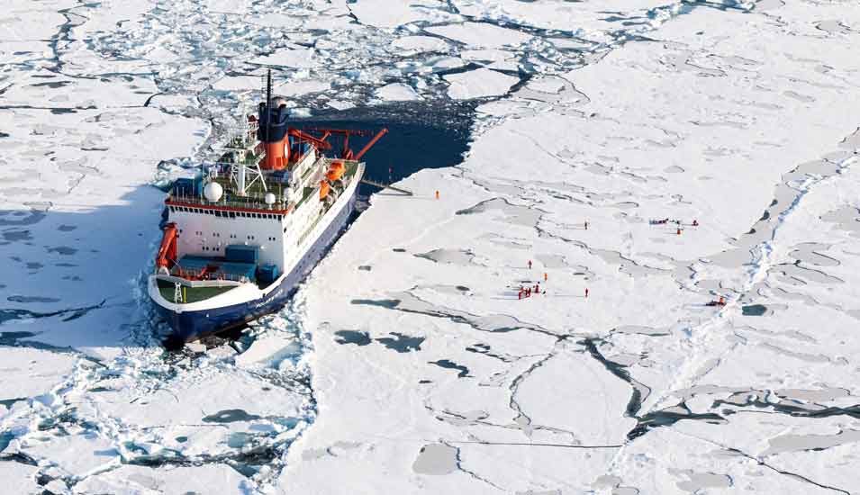 Eine Luftaufnahme des Forschungsschiff Polarstern im arktischen Eis.