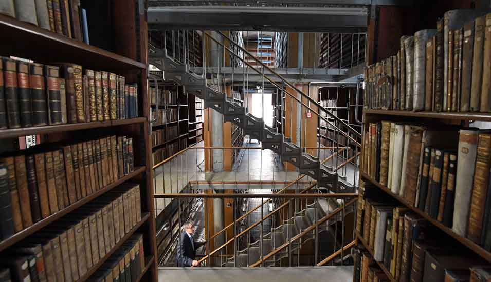 Blick auf die Regale einer wissenschaftlichen Bibliothek, aufgenommen in der Universitätsbibliothek-Greifswald.
