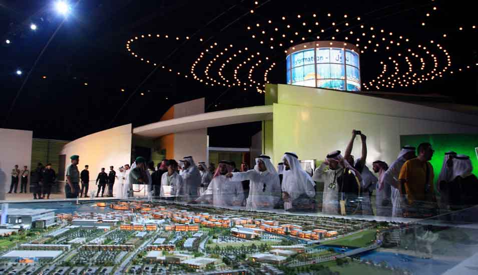 Besucher betrachten ein Modell der King Abdullah University of Science and Technology anlässlich ihrer Eröffnung 2009.