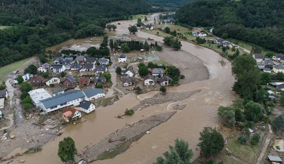 Luftaufnahme eines überfluteteten Dorfes in Rheinland-Pfalz