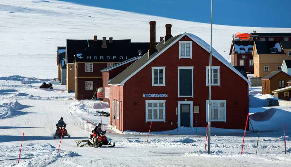 Gebäude der Arktis-Forschungsbasis AWIPEV in Ny-Ålesund auf Spitzbergen (Norwegen).