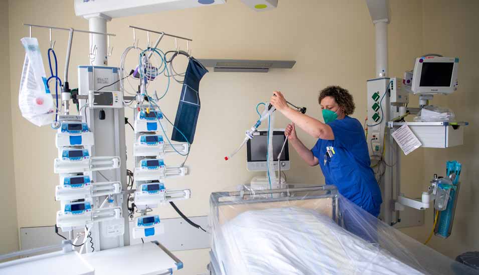 Claudia Hortscht, Leiterin der Intensivstation am Klinikum Leer, bereitet ein Intensivbett für einen Coronapatienten vor.