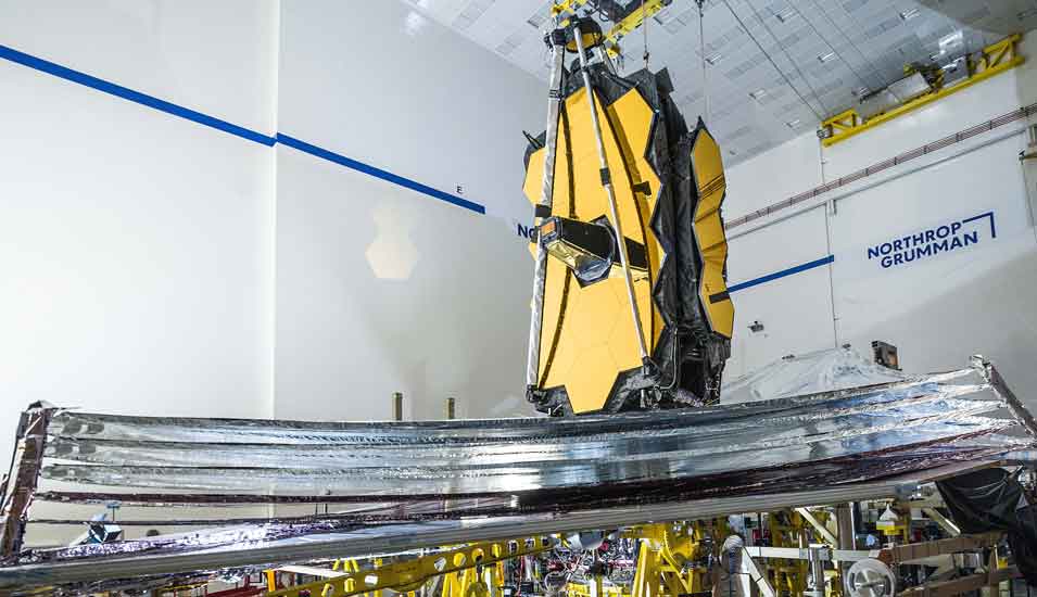 Das "James Webb Space Telescope" mit aufgefaltetem fünflagigen Sonnenschutz bei Tests der NASA.