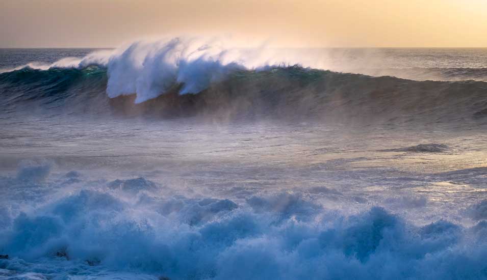 Das Foto zeigt Meereswellen an der Atlantikküste vor Portugal.