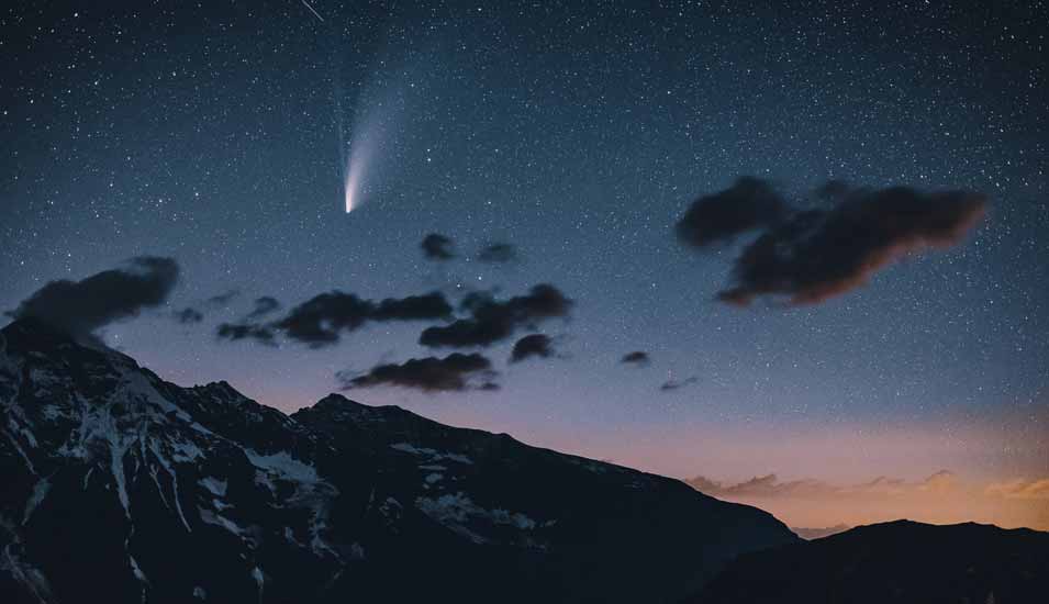 Bild des Kometen C/2020 F3 (NEOWISE) am Abendhimmel über den Bergen des Nationalpark Hohe Tauern