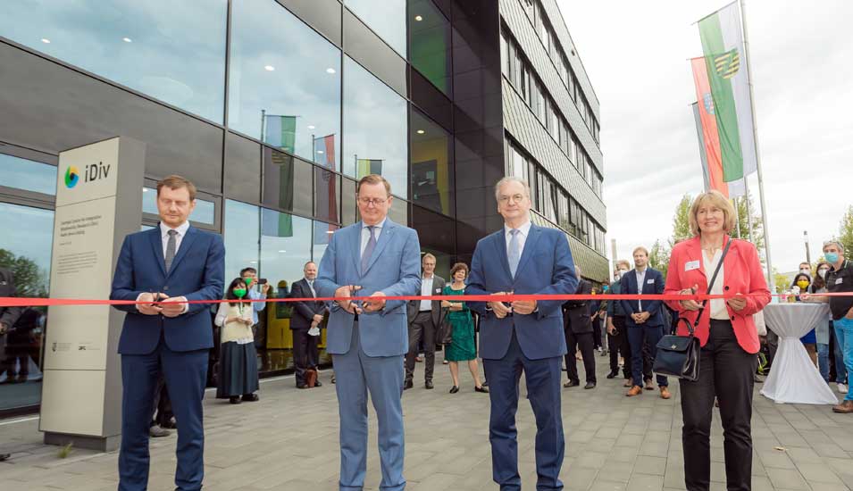 Die drei Ministerpräsidenten und die DFG-Generalsekretärin eröffnen das neue iDiv-Forschungsgebäude in Leipzig, indem sie ein Band durchschneiden.. 