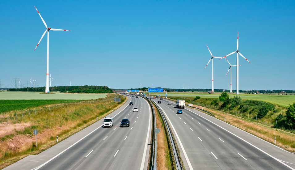 Wenig befahrene Autobahn in Deutschland, flankiert von Windrädern