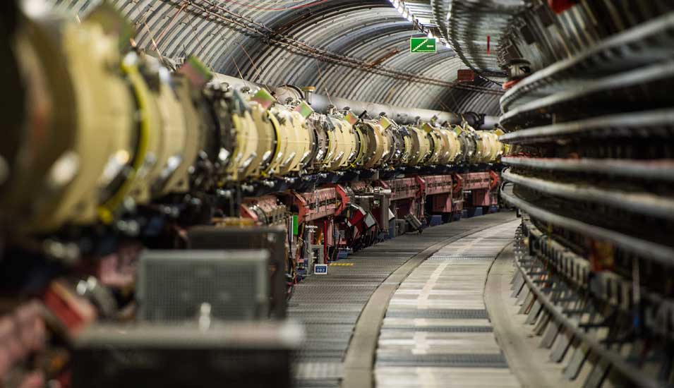  Tunnel mit Bauelementen der Hadron-Elektron-Ring-Anlage (Hera) auf dem Gelände von Desy.