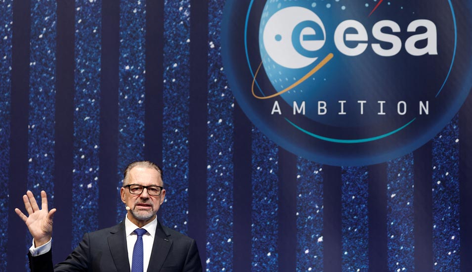 Josef Aschbacher, Generaldirektor der European Space Agency (ESA), spricht vor dem Esa-Logo während des Ministerratstreffens.