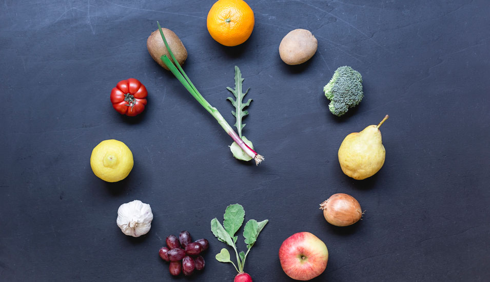 Uhr aus Früchten und Gemüse