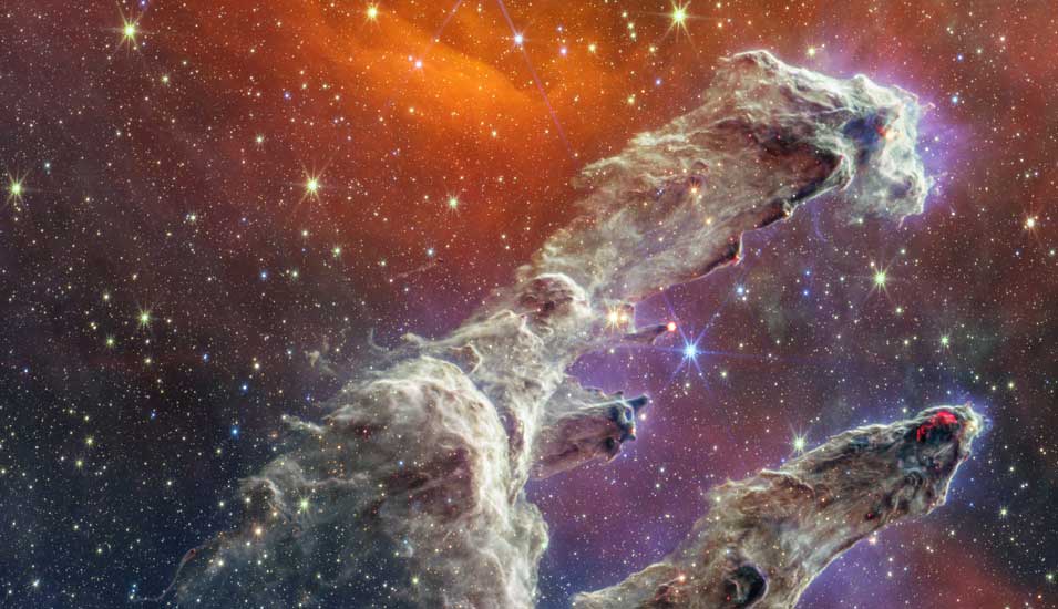 Ein Bild des "James Webb"-Teleskop, das die Formation "Säulen der Schöpfung" zeigt, die sich im 7.000 Lichtjahre entfernten Adlernebel befindet.