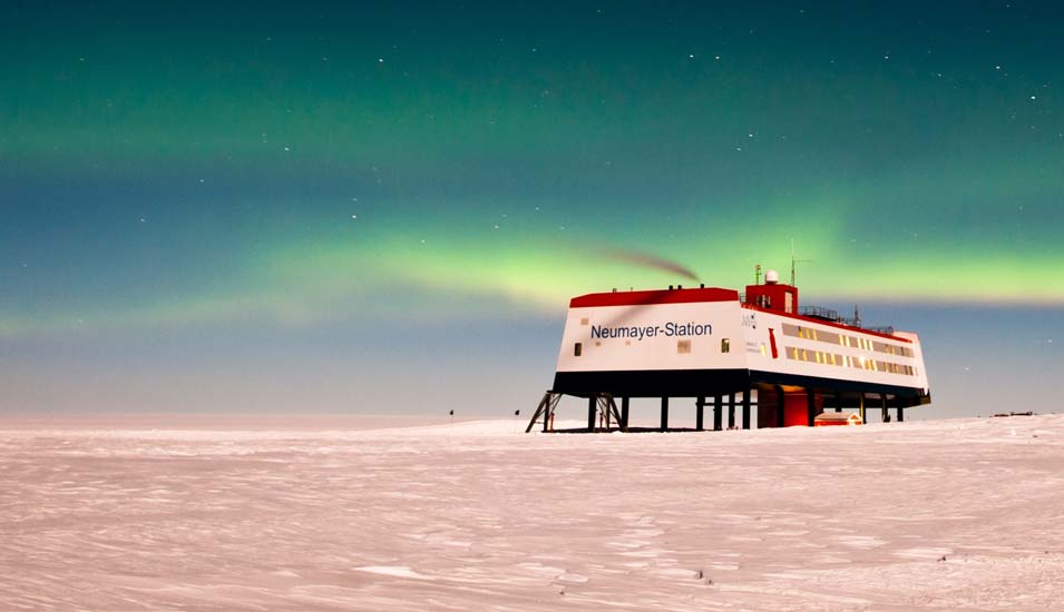 Polarlichter über der deutschen Antarktis-Forschungsstation Neumayer-Station III