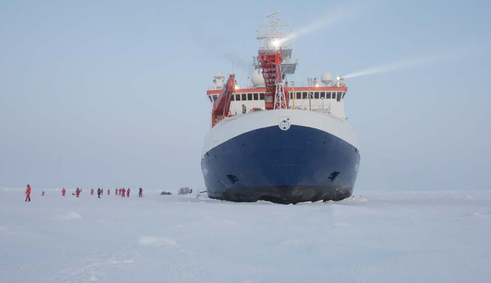 Das Forschungsschiff Polarstern im Einsatz im Polareis