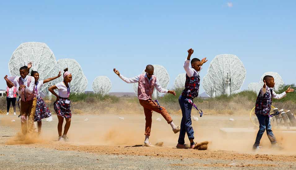 Südafrika und Australien haben den Baubeginn der gemeinsamen Radioteleskopanlage "Square Kilometre Array" jeweils mit einer Zeremonie gefeiert.