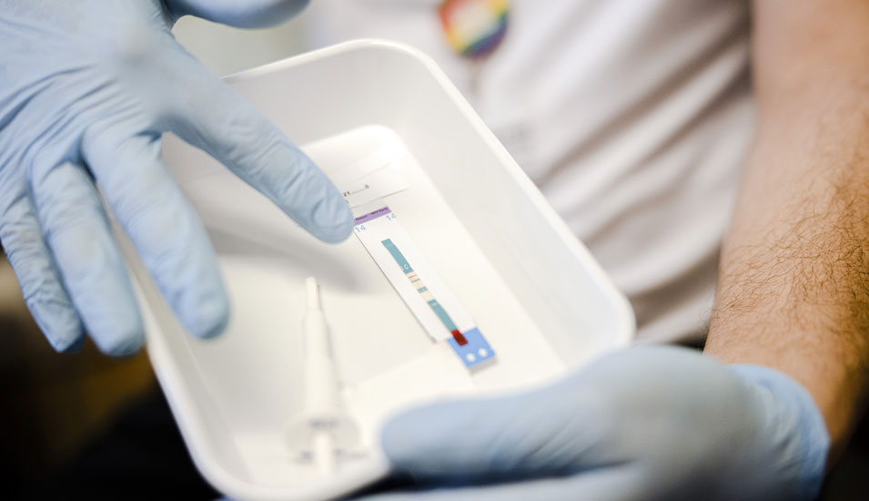Ein medizinischer Angestellter hält das Ergebnis eines HIV-Schnelltest.
