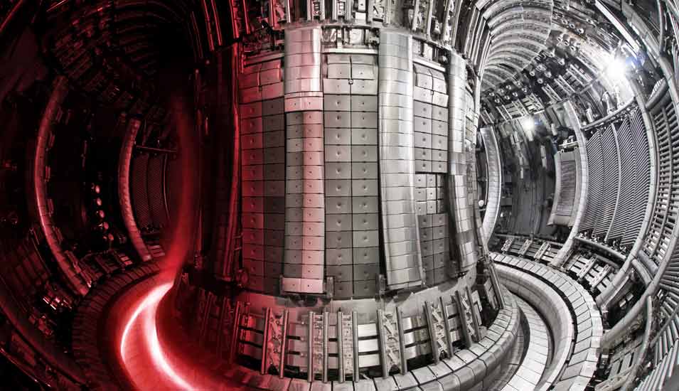 Foto des Inneren der Kernfusions-Versuchsanlage JET (Joint European Torus) mit Plasma