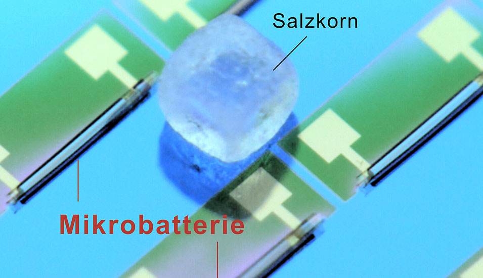 Bildlicher Vergleich der Mikrobatterie mit einem Salzkorn.