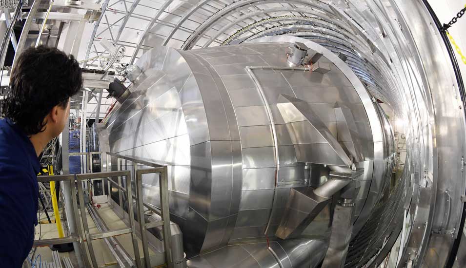 Ein wissenschaftlicher Mitarbeiter blickt auf das Hauptspektrometer des Karlsruher Tritium Neutrino (Katrin) Experiments am Karlsruher Institut für Technologie (KIT).