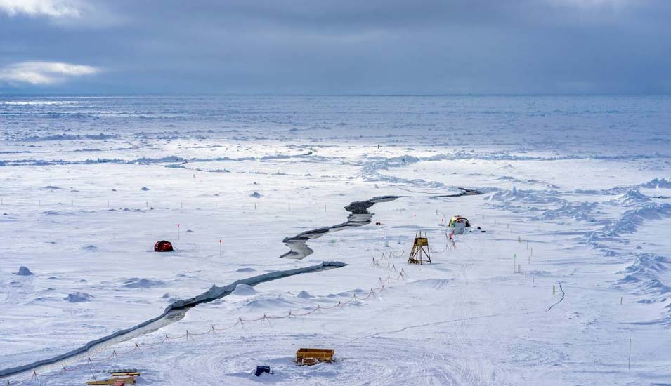 Landschaftsfoto von einem Riss im Meereis während der Arktis-Expedition