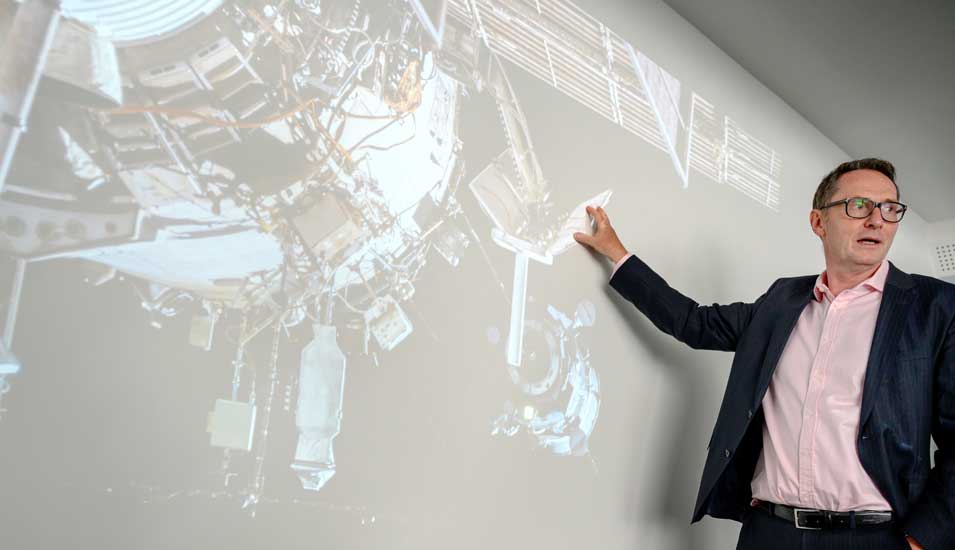 Ein Mitarbeiter des Icarus-Projekts zeigt an einer Projektion die Antenne auf der Weltraumstation ISS, mit der bis vor kurzem Signale zur Erfassung von Tierbewegungen auf der Erde empfangen wurden.