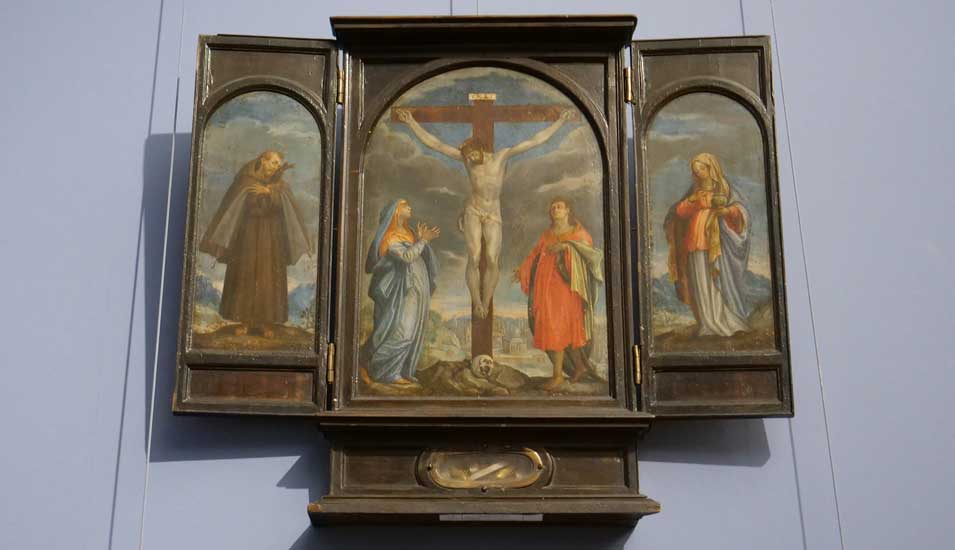 Komplettansicht des um 1600 im süddeutschen Raum entstandenen Flügelaltärchens: Im Zentrum ist der gekreuzigte Jesus abgebildet. 