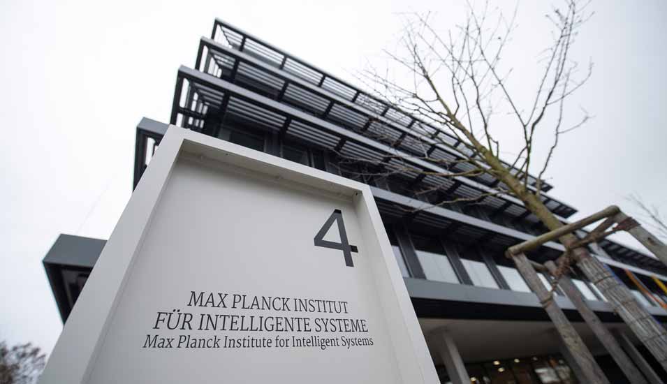Ein Schild weist im sogenannten Cyber-Valley auf das Max-Planck Institut für intelligente Systeme hin.
