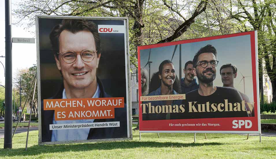Wahlplakate der CDU mit Hendrik Wüst und SPD mit Thomas Kutschaty nebeneinander als Werbung für die Landtagswahl in Nordrhein-Westfalen 