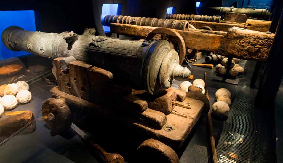 Mehrere historische Kanonen, die auf dem Wrack des Kriegsschiffs Mary Rose gefunden wurden, in einem Museum