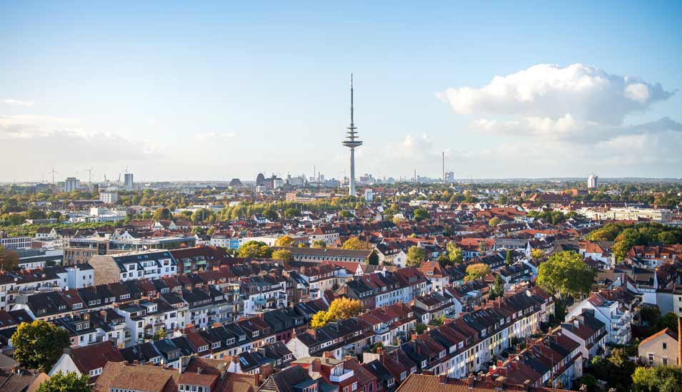 Skyline von Bremen: Blick über die Häuser im Stadtteil Findorff und den Bremer Fernsehturm