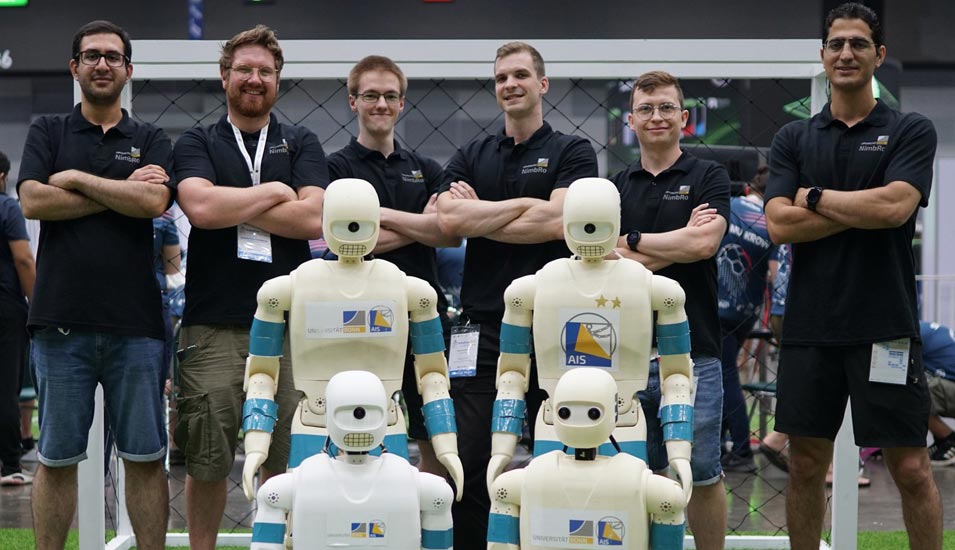RoboCup-Team NimbRo mit humanoiden Fußballrobotern