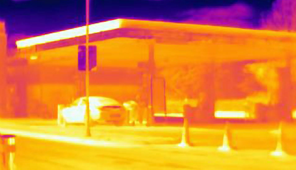 Wärmebild eines Autos an einer Tankstelle (Symbolbild für "Hitze")