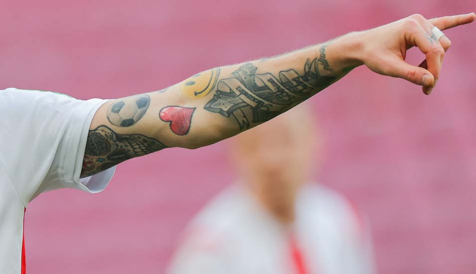 Der Fußballer Ondrej Duda trägt Tätowierungen am Arm, darunter ein Fußball, ein Herz und ein Smiley.