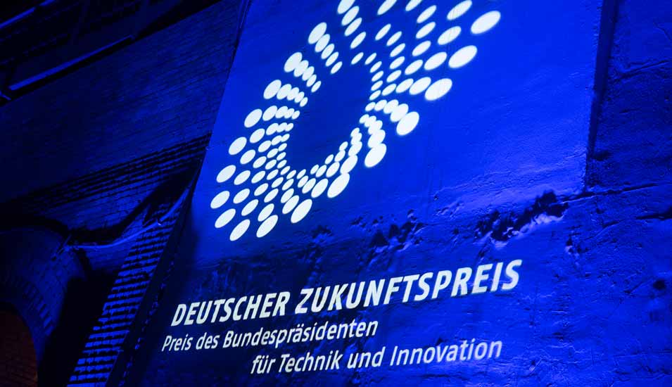 Logo des Deutschen Zukunftspreises an eine Wand projiziert