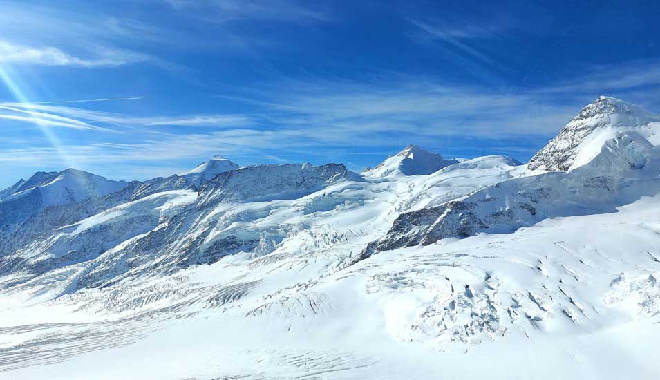 Abbildung der schneebedeckten Schweizer Alpenregion.